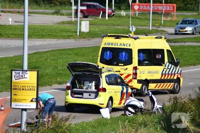 Bromfietsrijdster gewond naar ziekenhuis