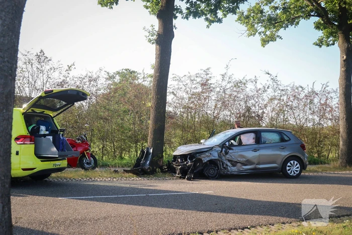 Persoon gewond bij aanrijding tegen boom