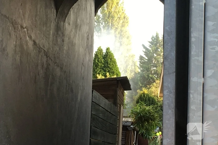 Boom achter woonblok vliegt in brand
