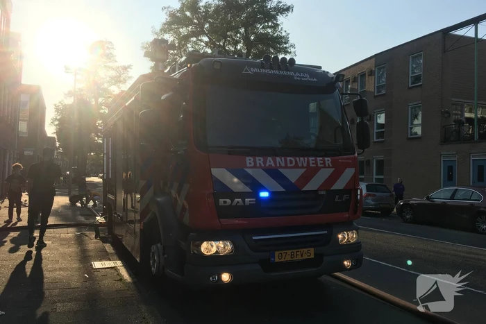 Boom achter woonblok vliegt in brand
