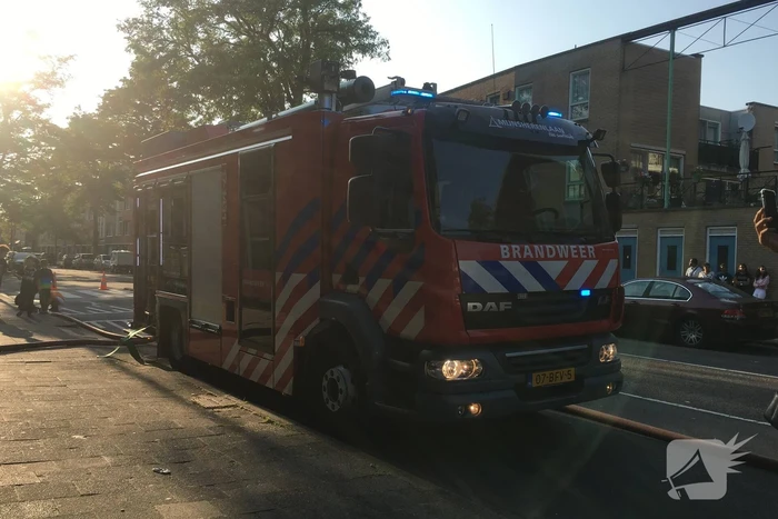 Boom achter woonblok vliegt in brand