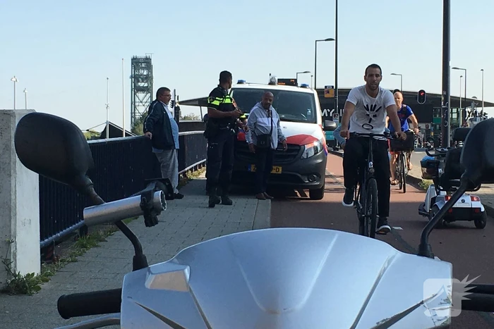 Scooter en scootmobiel botsen op fietspad