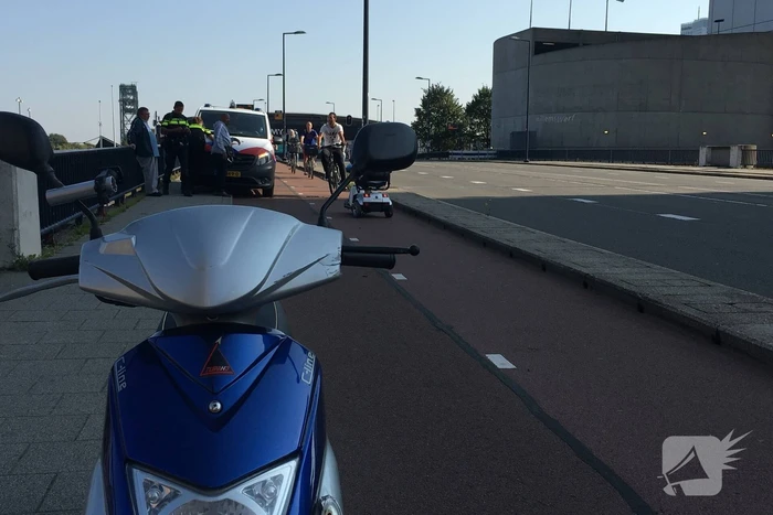 Scooter en scootmobiel botsen op fietspad