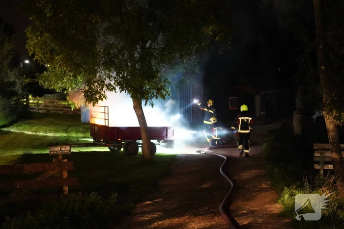 Veel rook bij brand in aanhanger