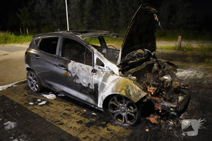 Flinke autobrand op parkeerplaats