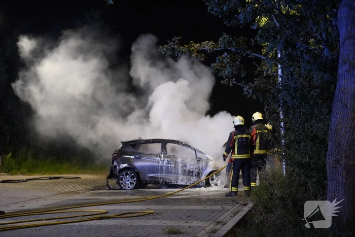 Flinke autobrand op parkeerplaats