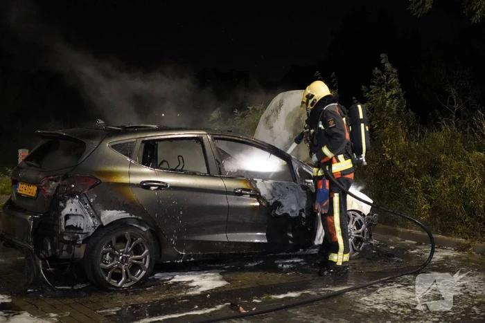 Flinke autobrand op parkeerplaats