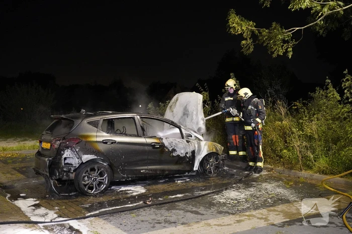 Flinke autobrand op parkeerplaats
