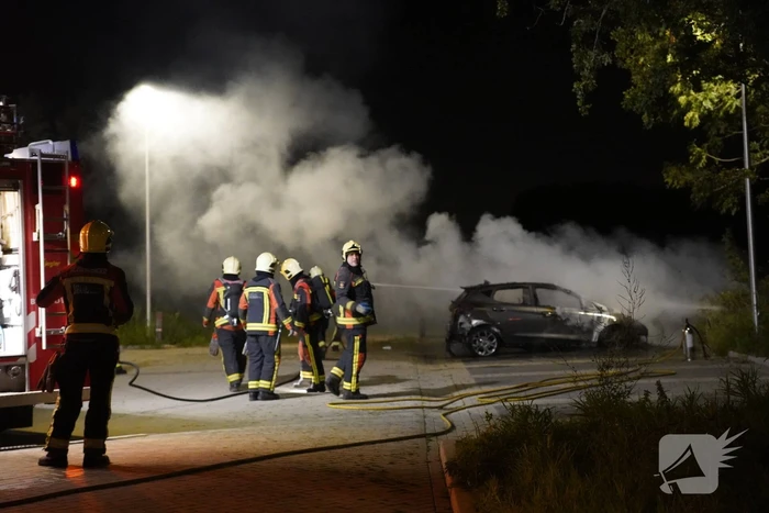 Flinke autobrand op parkeerplaats