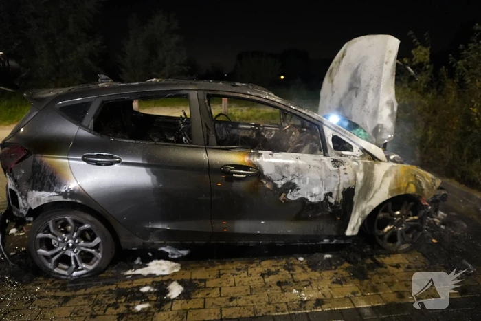 Flinke autobrand op parkeerplaats