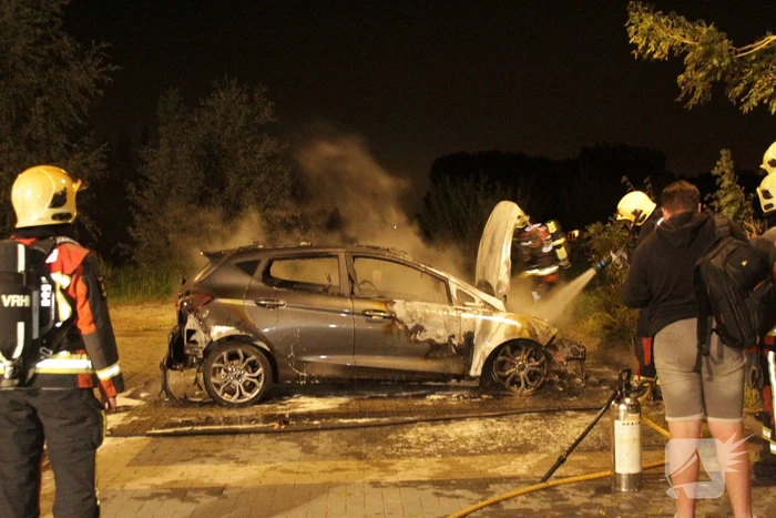 Flinke autobrand op parkeerplaats