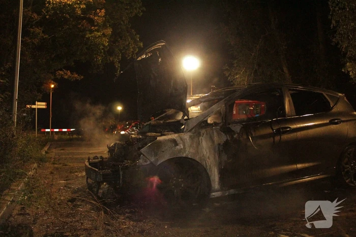 Flinke autobrand op parkeerplaats