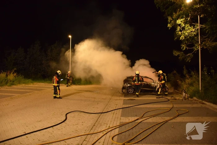 Flinke autobrand op parkeerplaats