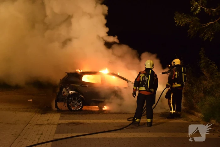 Flinke autobrand op parkeerplaats