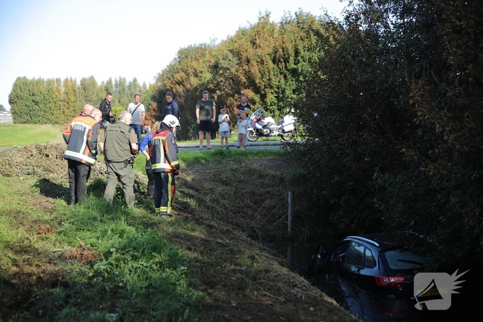 Auto raakt van de weg belandt in sloot