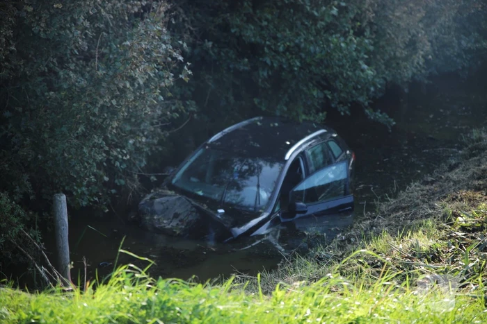 Auto raakt van de weg belandt in sloot