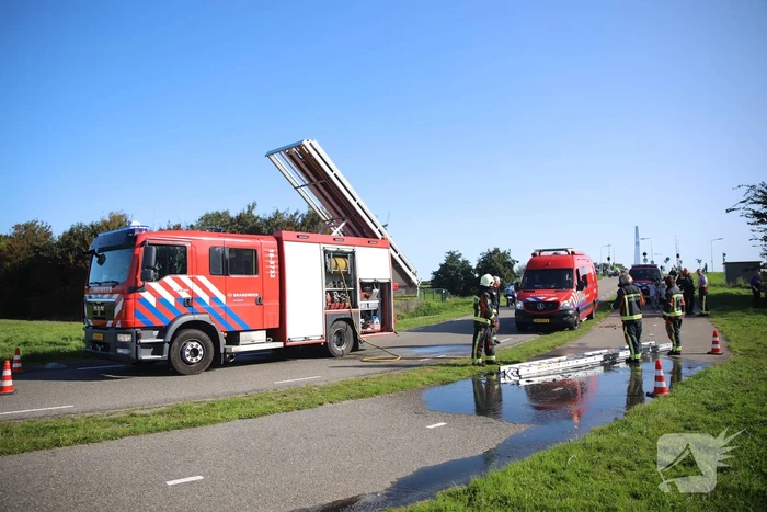 Auto raakt van de weg belandt in sloot