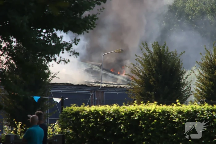 Grote schuurbrand veroorzaakt flinke rookwolken