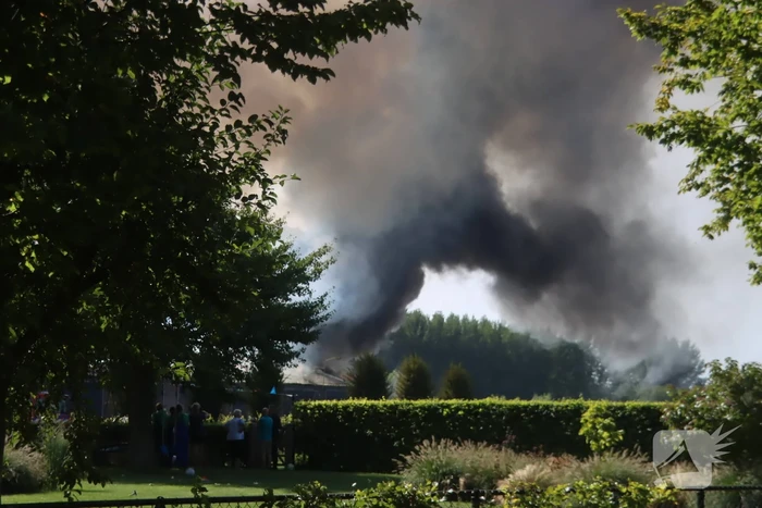 Grote schuurbrand veroorzaakt flinke rookwolken