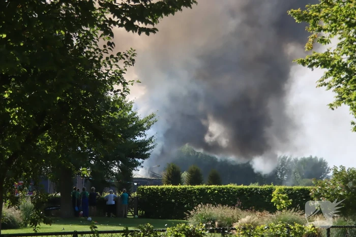 Grote schuurbrand veroorzaakt flinke rookwolken