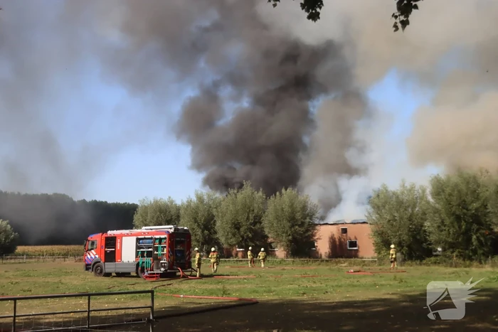 Grote schuurbrand veroorzaakt flinke rookwolken