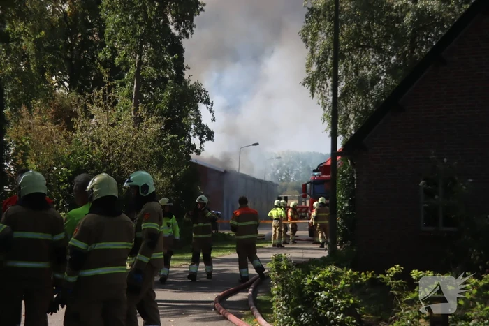 Grote schuurbrand veroorzaakt flinke rookwolken