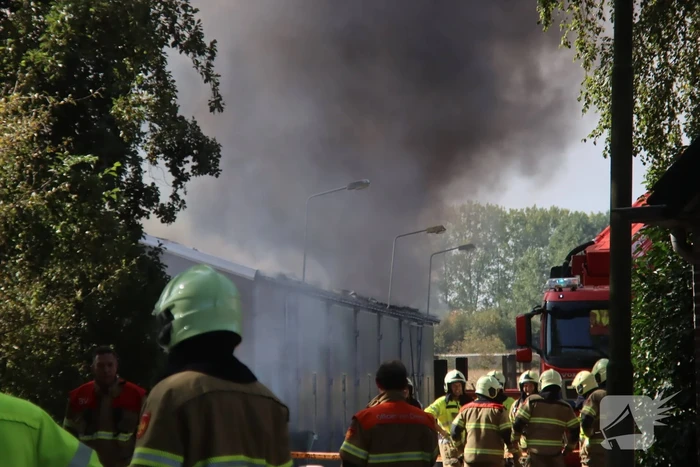 Grote schuurbrand veroorzaakt flinke rookwolken
