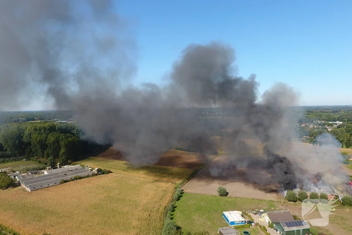 Grote schuurbrand veroorzaakt flinke rookwolken