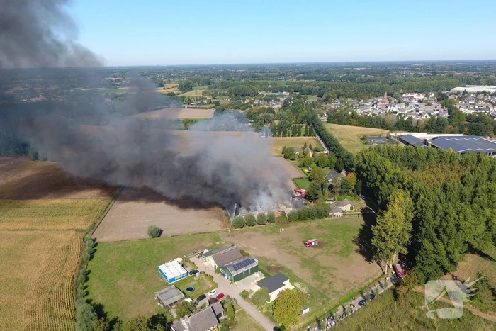 Grote schuurbrand veroorzaakt flinke rookwolken