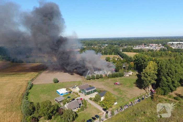 Grote schuurbrand veroorzaakt flinke rookwolken