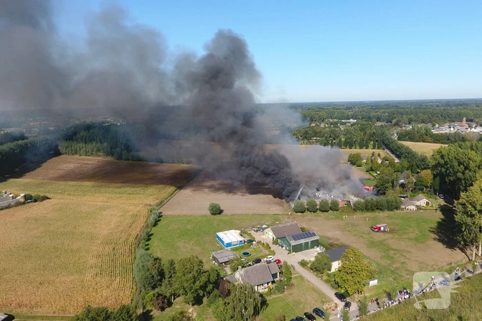 Grote schuurbrand veroorzaakt flinke rookwolken