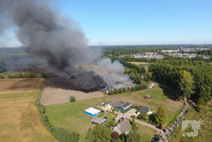 Grote schuurbrand veroorzaakt flinke rookwolken