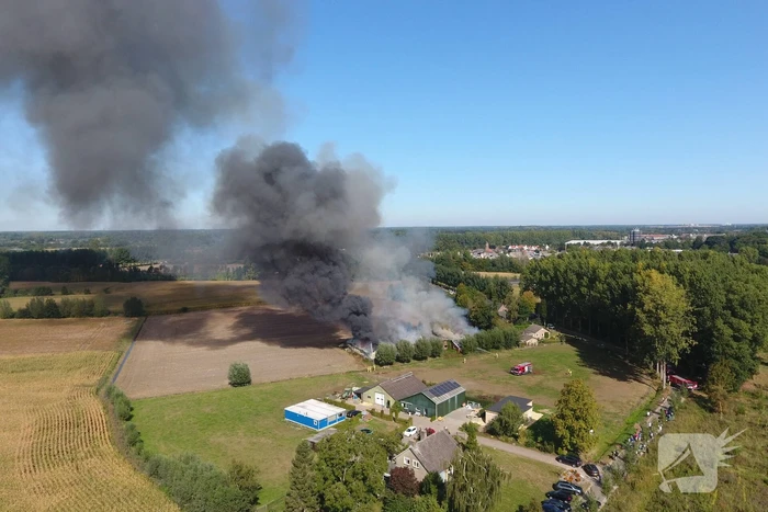 Grote schuurbrand veroorzaakt flinke rookwolken
