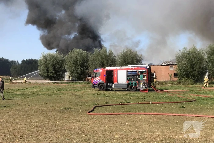 Grote schuurbrand veroorzaakt flinke rookwolken