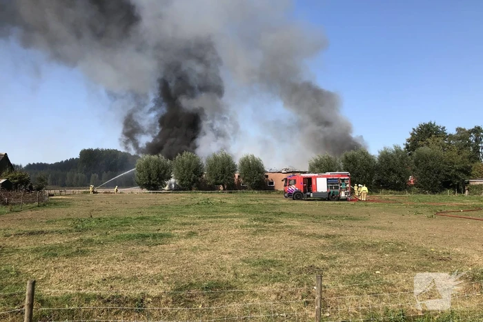 Grote schuurbrand veroorzaakt flinke rookwolken