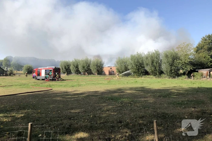 Grote schuurbrand veroorzaakt flinke rookwolken