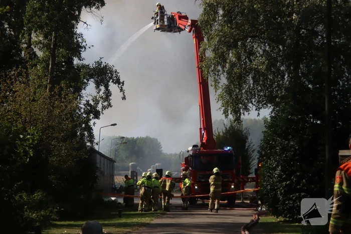 Grote schuurbrand veroorzaakt flinke rookwolken