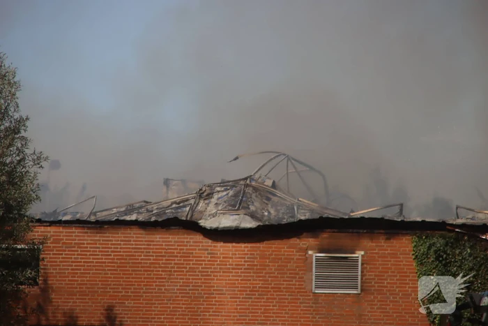 Grote schuurbrand veroorzaakt flinke rookwolken