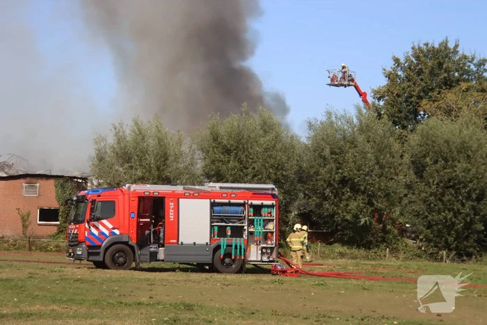 Grote schuurbrand veroorzaakt flinke rookwolken