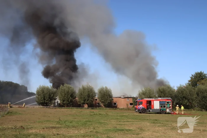 Grote schuurbrand veroorzaakt flinke rookwolken