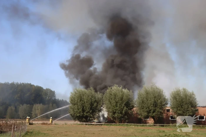 Grote schuurbrand veroorzaakt flinke rookwolken