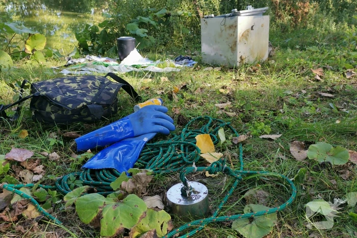 Magneetvissers halen gestolen kluis met urn uit water