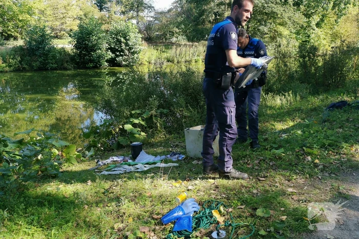 Magneetvissers halen gestolen kluis met urn uit water