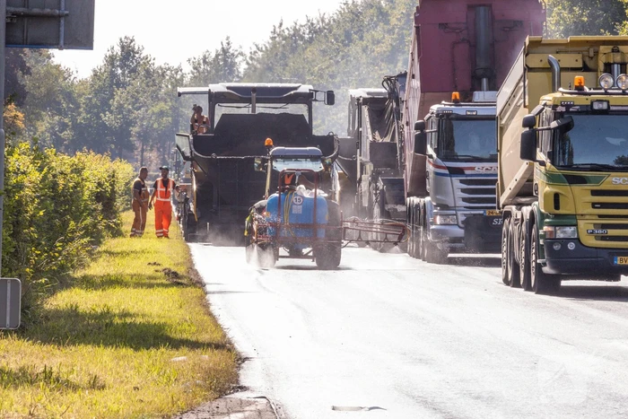 Asfaltering N199 in volle gang