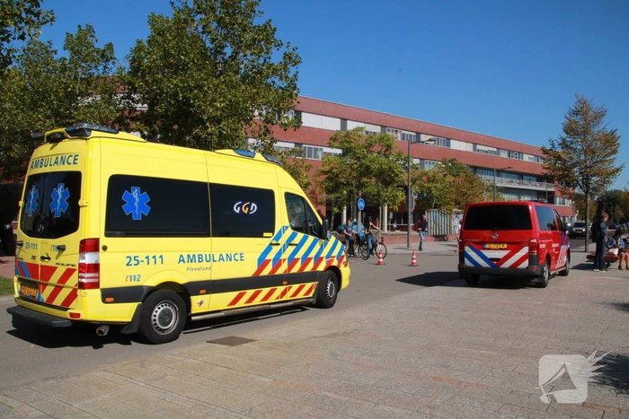 Brandweer zoekt met duikers naar mogelijke persoon te water