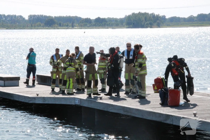 Brandweer zoekt met duikers naar mogelijke persoon te water