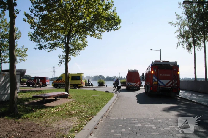 Brandweer zoekt met duikers naar mogelijke persoon te water