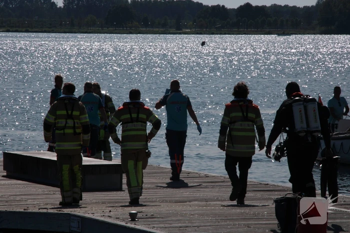 Brandweer zoekt met duikers naar mogelijke persoon te water