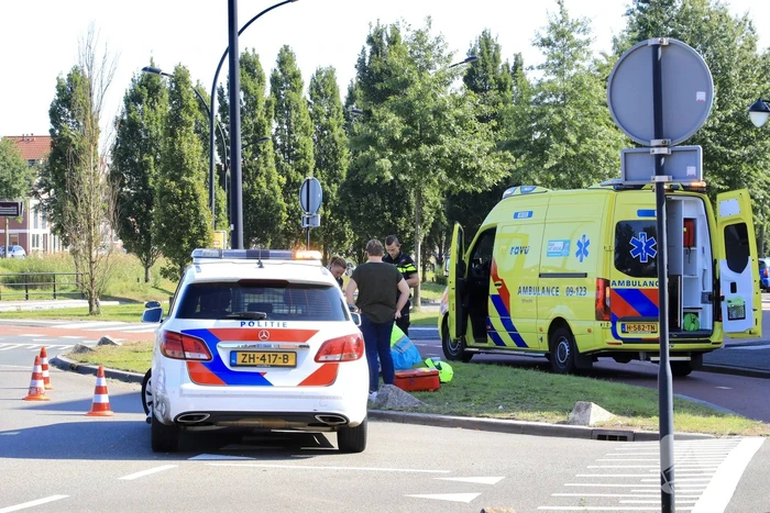 Gewonde na val met motor op rotonde