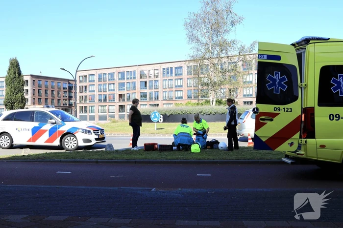 Gewonde na val met motor op rotonde